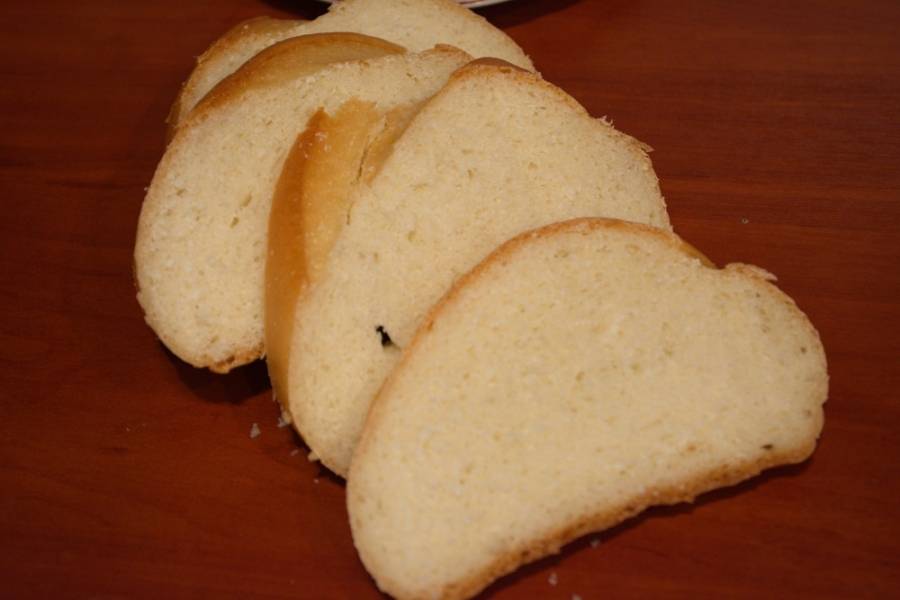 Батон белого хлеба нарезать на кусочки.