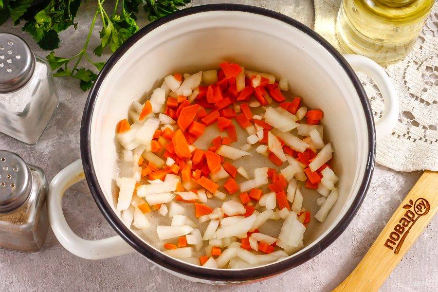 Нарежьте лук, морковь и сельдерей мелкими кубиками. Обжарьте в растительном масле лук и морковь примерно 2-3 минуты.