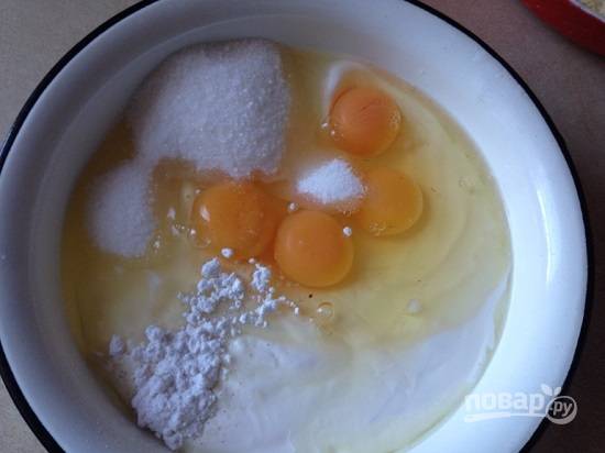 Готовим начинку. Выкладываем в миску сметану, яйца, сахар - обычный и ванильный. Можно добавить цедру лимона.