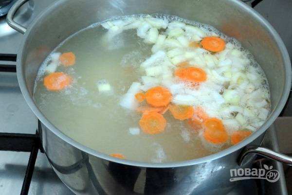 4. Измельчите лук и морковь. Можно их немного обжарить предварительно на сковороде или сразу же отправить в кастрюлю. 