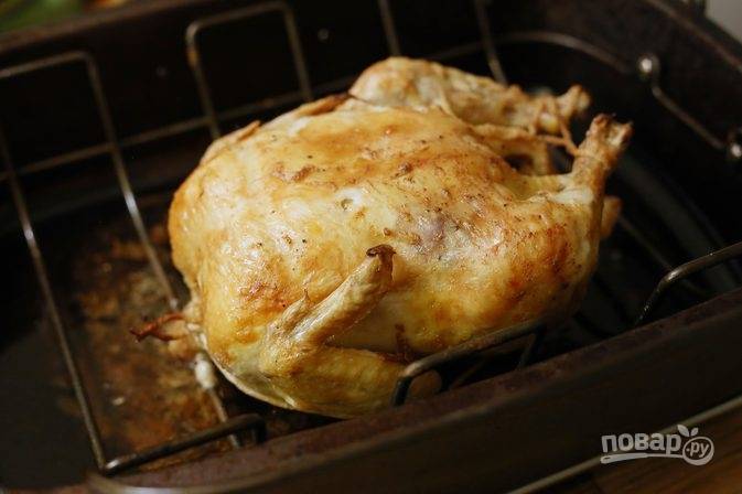 По прошествии часа достаньте курицу из духовки и заверните в фольгу, дайте ей постоять минут 20. Затем снимите веревки, разделите на кусочки и подавайте к столу.