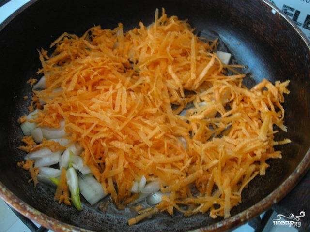 Измельчаем оставшиеся лук и морковь и обжариваем их на сковороде с добавлением масла. 