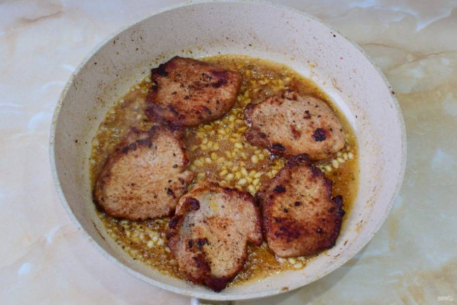 Крученики из свинины с сыром и кедровыми орешками