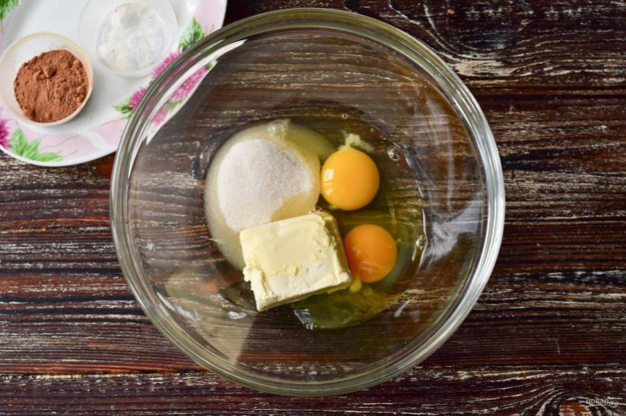 В миску вбейте куриные яйца, всыпьте сахар и добавьте 100 грамм сливочного масла.
