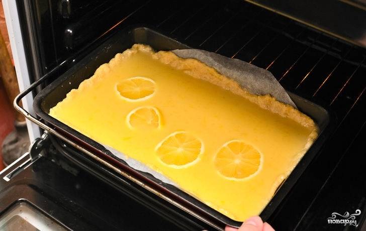 12. Отправьте в разогретую до 190градусов духовку и выпекайте около 30-40 минут. На первый взгляд рецепт может показаться сложным, но на самом деле это весьма быстрый лимонный пирог, в домашних условиях его может повторить даже новичок на кухне. 