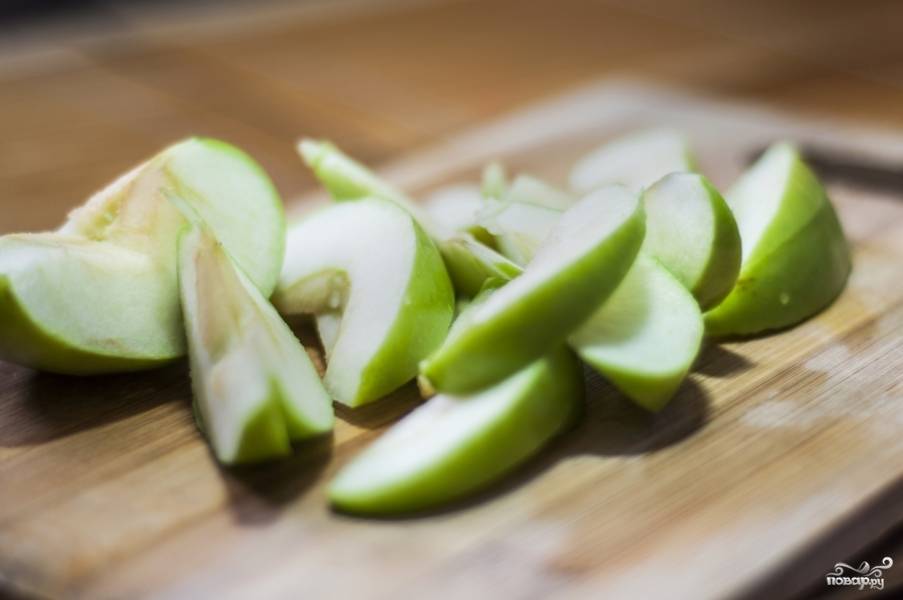 Яблоки нарежьте тонкими дольками прямо с кожурой. Вырежьте только сердцевину.