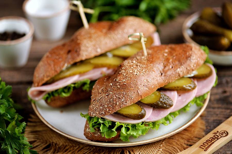 Бутерброд с чёрным хлебом, шпротами и солёным огурцом - рецепт автора Ксения Хамова
