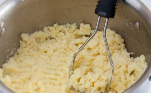 После того, как картошка сварилась, воду сливаем, но не всю, чтобы пюре не получилось сухим. И взбиваем картошку блендером.