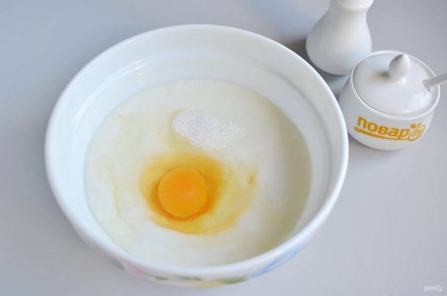 2. Кефир соедините с солью, сахаром и яйцом. Перемешайте венчиком или вилочкой.