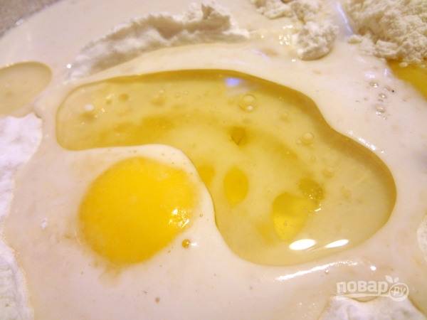 3.	Влейте дрожжевую смесь к муке и яйцам, а также влейте 50 миллилитров растительного масла.