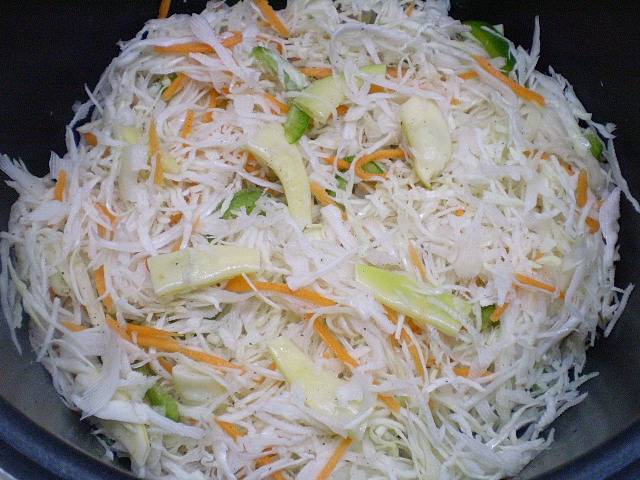 Теперь побавьте к мясу измельченные овощи, все посолите. Можно влить немного воды, если вам кажется, что капуста не очень сочная. Тушите блюдо 45 минут до полной готовности под крышкой.