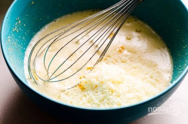 3. Взбейте венчиком или миксером. Добавьте тертый сыр, соль и специи по вкусу. 