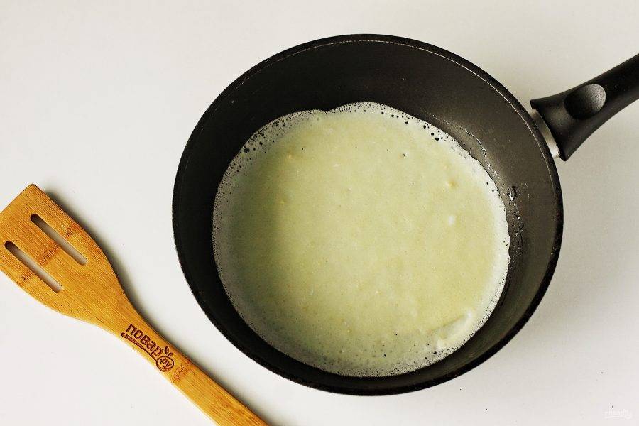 Обжаривайте блины на раскаленной сковороде распределяя тесто равномерно половником.