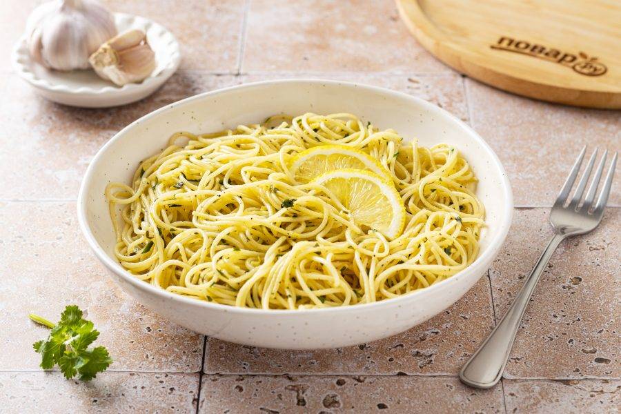 Спагетти с чесноком и маслом готовы, приятного вам аппетита!
