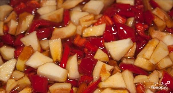 На следующий день сахар должен был полностью раствориться, а перцы и яблоки выделить свой сок.