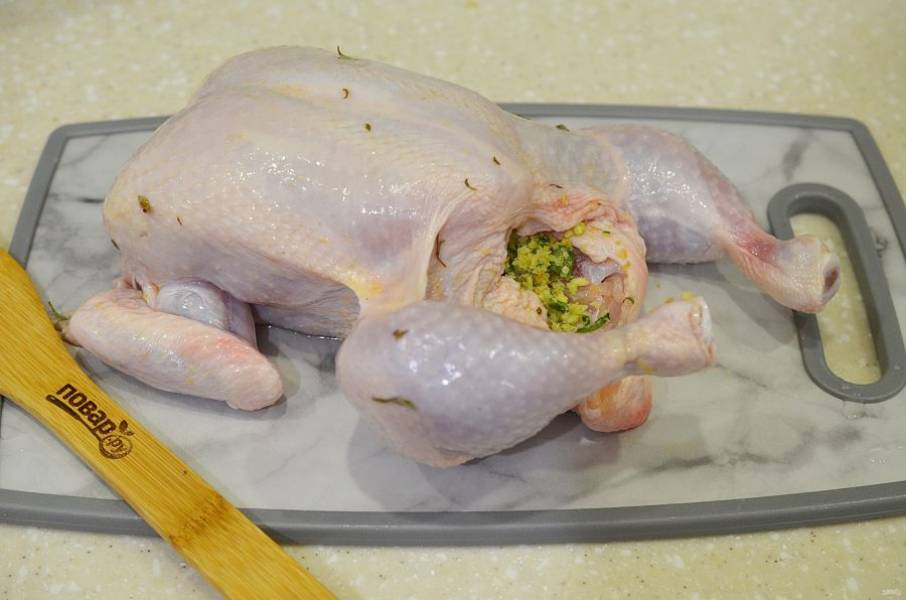 5. Начините курицу хлебной смесью.