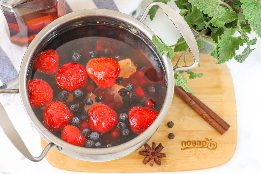Влейте горячую воду и поместите кастрюлю на плиту, отварите компот в течение 5-8 минут, чтобы ягоды разморозились и отдали жидкости свой цвет, аромат, вкус.