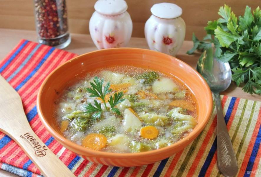 Свежий, лёгкий, полезный суп с брокколи и гречневой крупой можно подавать к столу.