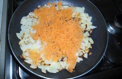 Обжариваем на растительном масле тертую морковь и измельченный лук до золотистого цвета.
