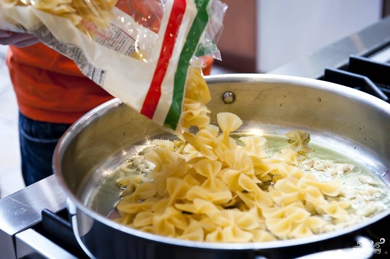 2. Добавьте сухую пасту и хорошенько вымешайте ее в оливковом масле.