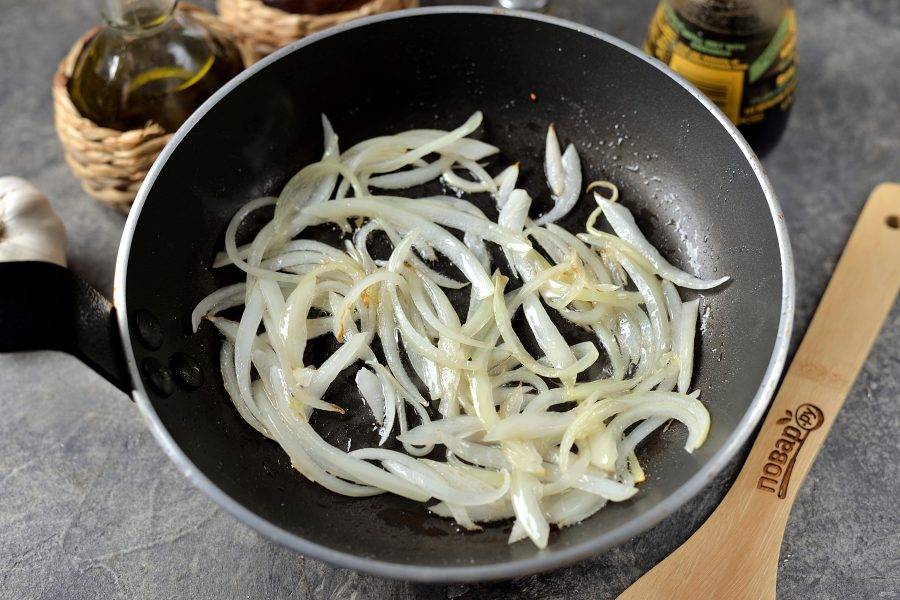 Разогрейте в сковороде растительное масло, выложите в него нарезанный полукольцами лук, обжарьте его минуты 2 до мягкости. 