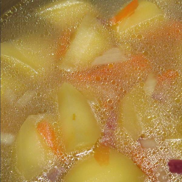2. Когда закипит - добавим картофель брусочками, а также измельченные лук и морковку. Варим на небольшом огне до готовности картошки.