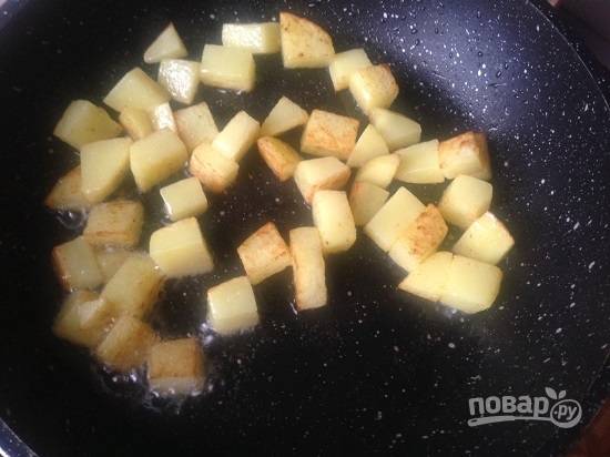 Разогреваем сковороду с растительным маслом, на большом огне обжариваем картофель до корочки. Перекладываем картофель в кастрюльку.