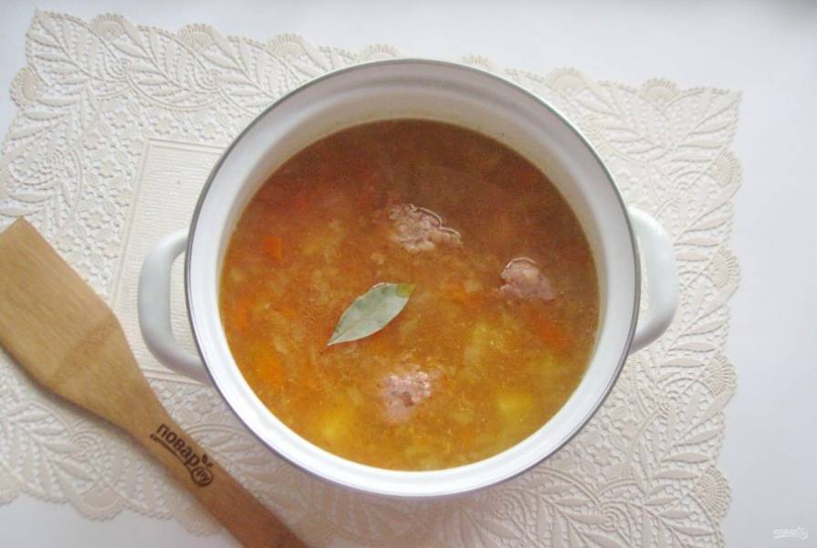2. Суп с тушенкой, стручковой фасолью и сельдереем