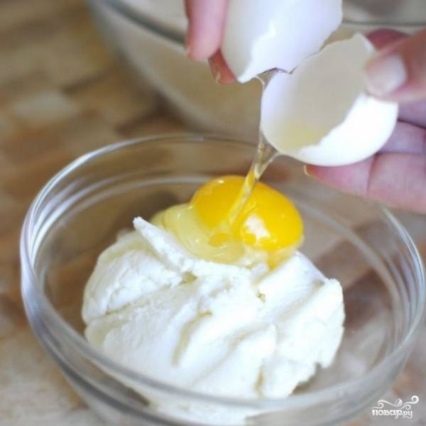 В другой мисочке смешиваем рикотту, яйцо, молоко и сливочное масло.
