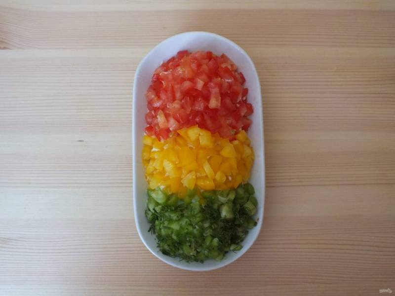 В завершении распределите помидоры и перец в соответствии с цветами "светофора".