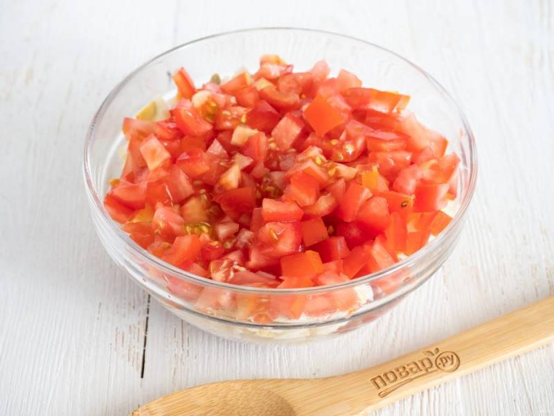 Добавьте нарезанные помидоры. Перемешайте и посолите по вкусу.