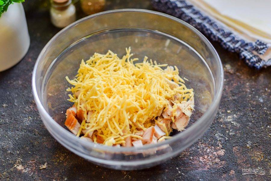 Твердый сыр натрите на мелкой терке и добавьте в салат.