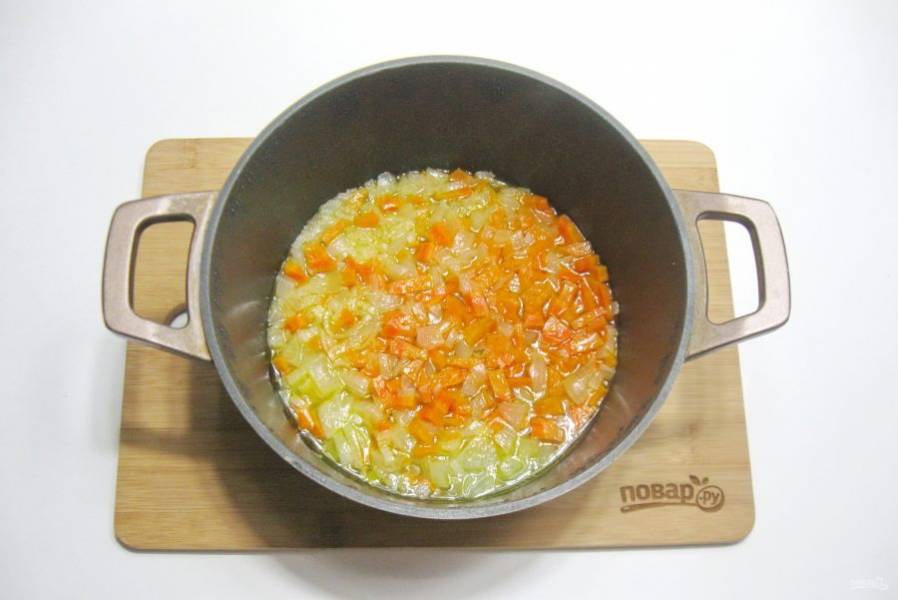 Налейте подсолнечное масло и 50 мл. воды. Тушите лук с морковью в кастрюле под крышкой 10-15 минут. Периодически перемешивайте.