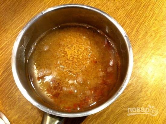 Измельчаем вяленые помидоры, выкладываем в кастрюльку и насыпаем булгур. Добавим соль и заливаем 2 стаканами воды.