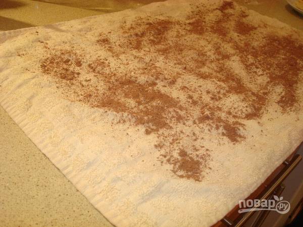 3.	Расстелите чистое кухонное полотенце и посыпьте его какао. 