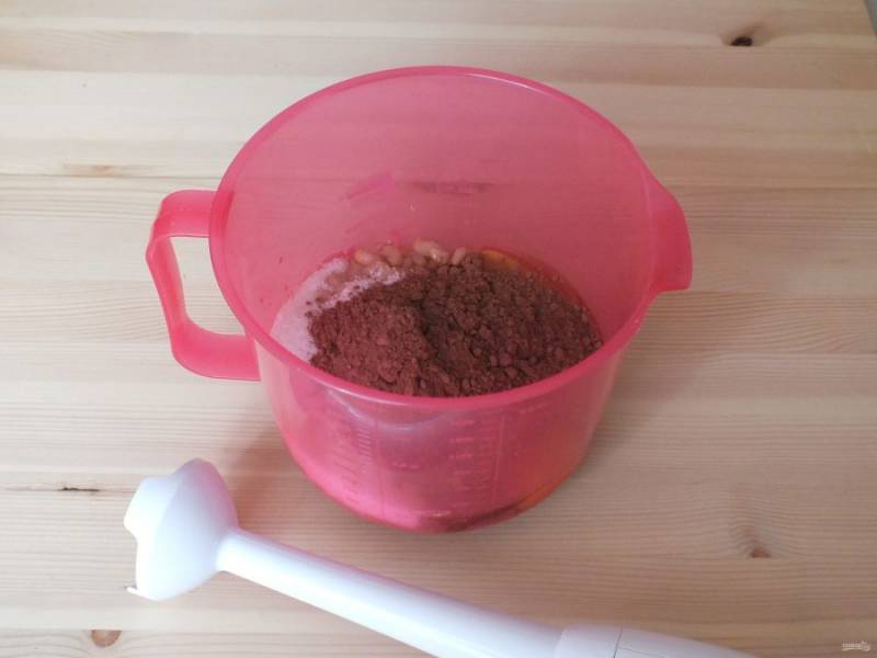 В глубокой чаше соедините фасоль, яйца, сахар, какао, соль и пробейте погружным блендером до однородного состояния.