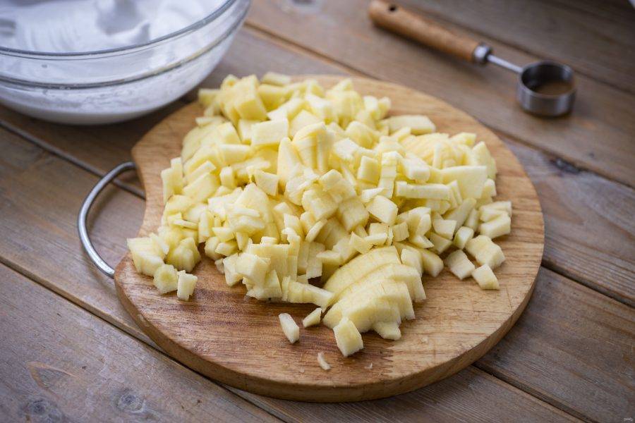 Яблоки почистите от кожуры и нарежьте мякоть маленькими кубиками, или натрите на
крупную терку.