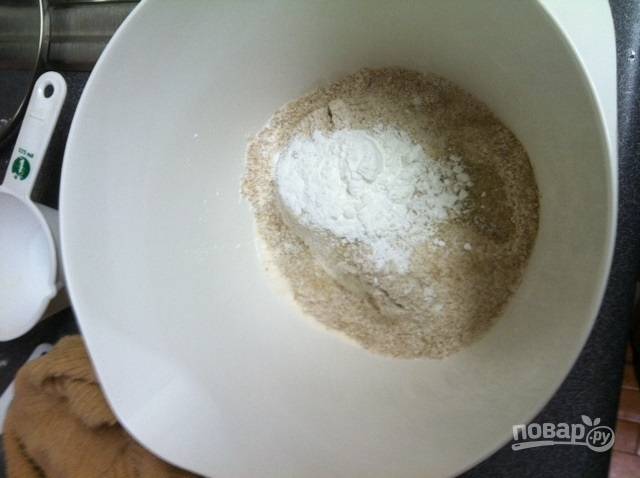 1.	В миске смешайте цельнозерновую и пшеничную муку, разрыхлитель и сахарный песок.