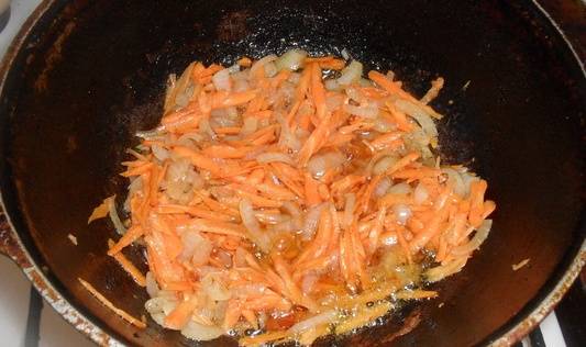 Вытащить ребрышки, а в сковороде жарьте морковь, лук.