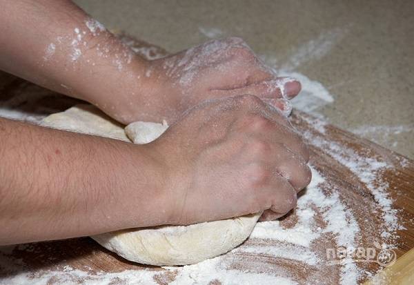 5. После переложите тесто на стол, присыпанный мукой, и вымешивайте тесто руками не менее 7-10 минут, чтобы оно было мягким. 