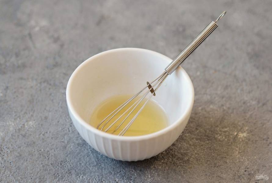 Для заправки смешайте оливковое масло, лимонный сок и сироп топинамбура. Размешайте венчиком, посолите и поперчите.