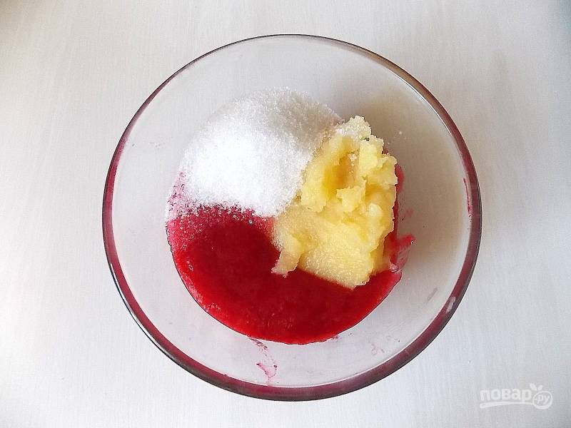 Соедините до однородной массы яблочное и клюквенное пюре, сахар.