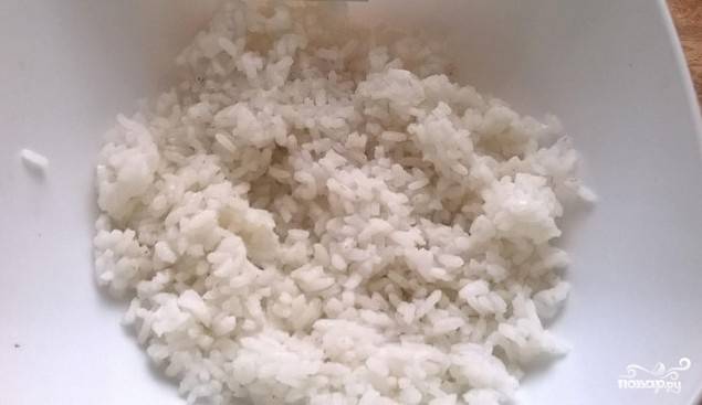 Рис хорошо промойте. Оставьте его в холодной воде на полчаса. Затем отварите в подсоленной воде, чтобы он был рассыпчатым. Остудите его.