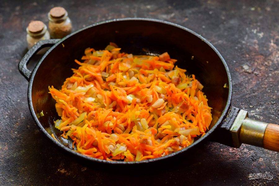 Спустя время поджарьте бекон и лук, добавьте морковь и жарьте несколько минут, после чего отправьте овощи в кастрюлю, варите суп еще 10 минут, добавьте соль и перец, можно добавить немного чеснока.