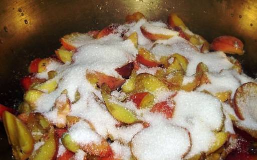 Кладем персики в жаростойкую посуду, посыпаем сахаром, выдавливаем сок половинки лимона и перемешиваем. 