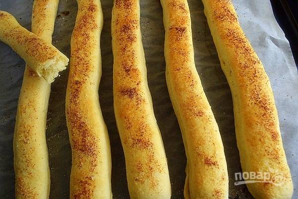 Запекайте хлебные палочки в течение 15 минут до румянца и аппетитного аромата.