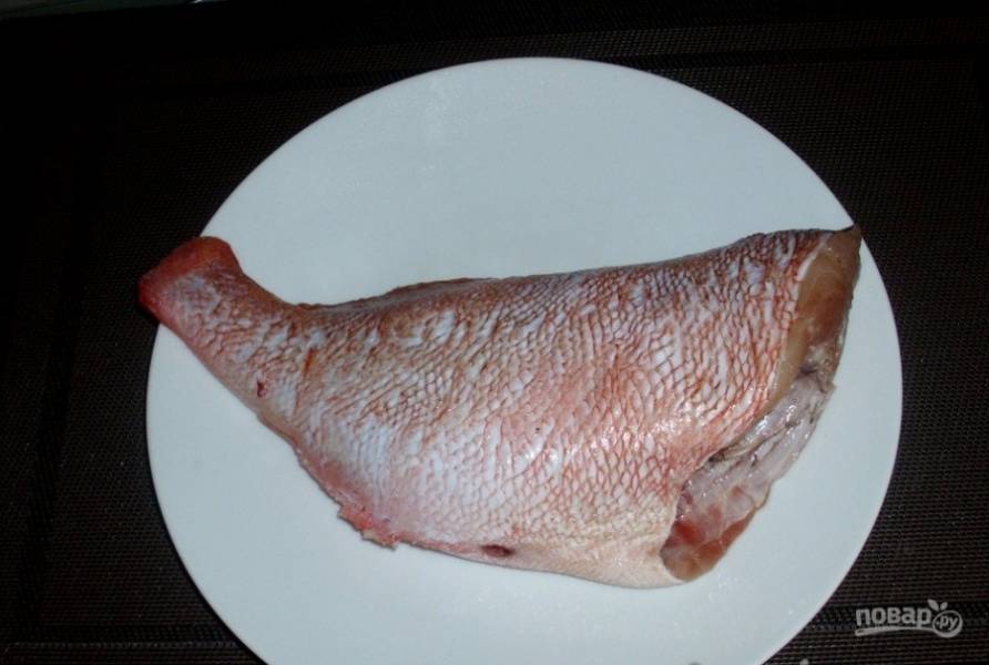 1. Красный окунь — это потрясающе вкусная рыба, которая обитает в море. Именно поэтому его еще называют "морским окунем". Чистится рыба быстро и легко, после чего запекается коло получаса с овощами в духовке. 