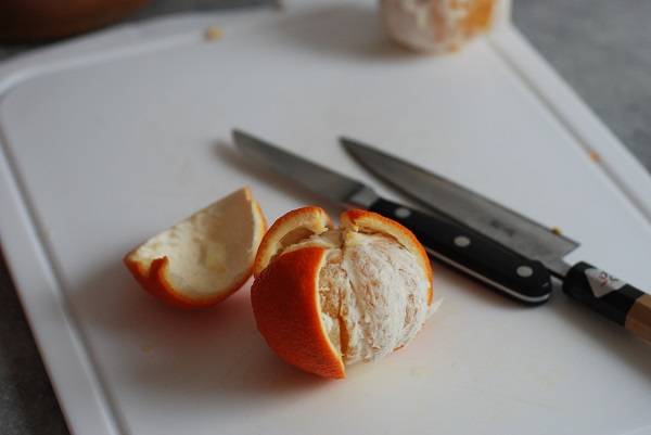 1. Для начала апельсины нужно как следует вымыть и просушить. Сделав надрезы, аккуратно очистить их от шкурки. 