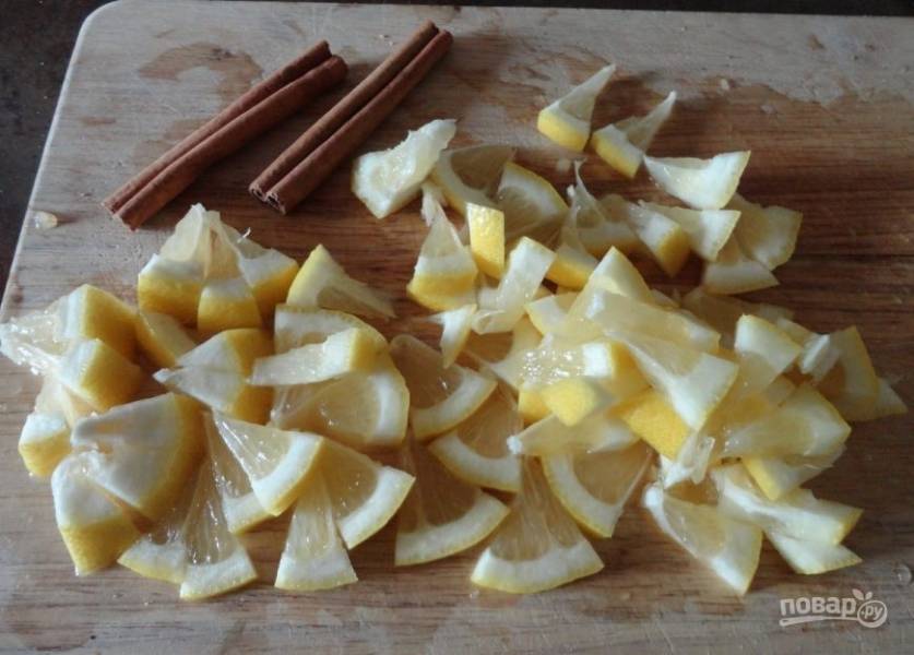 4. Отдельно нарезаем лимон с кожурой на дольки и подготавливаем пару веточек корицы.
