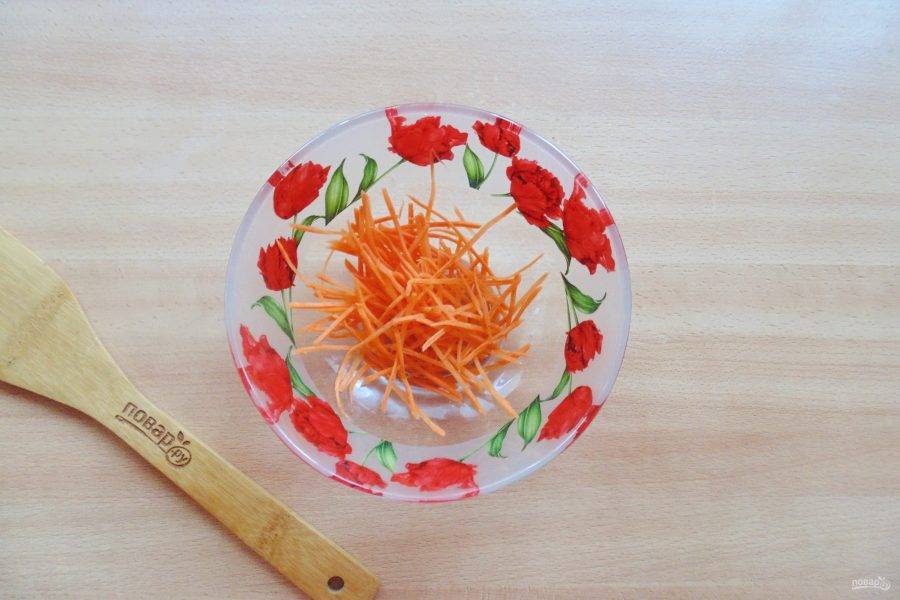 Морковь очистите, помойте и натрите на терке для корейской моркови или нарежьте соломкой.